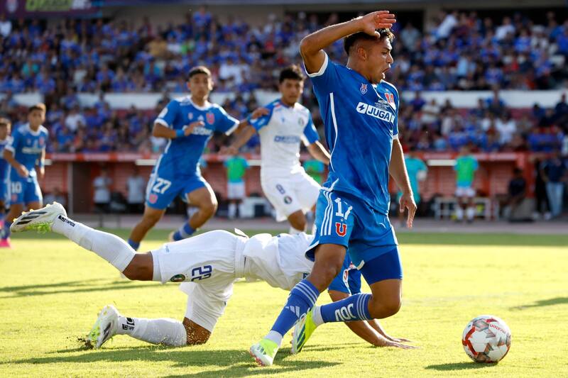 Sufre Gustavo Álvarez: La baja de último minuto que tiene la U para enfrentar a Palestino. Foto: Aton.