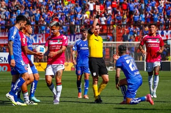 “Bien, Miguel”: liberan audios del VAR de la expulsión Charles Aránguiz y el no penal de Leandro Fernández