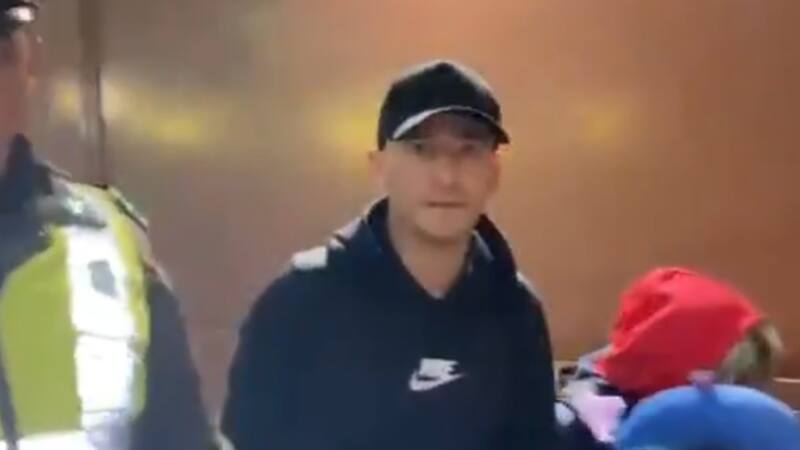 Como un rockstar: así fue el arribo de Charles Aránguiz a Chile para firmar por la U