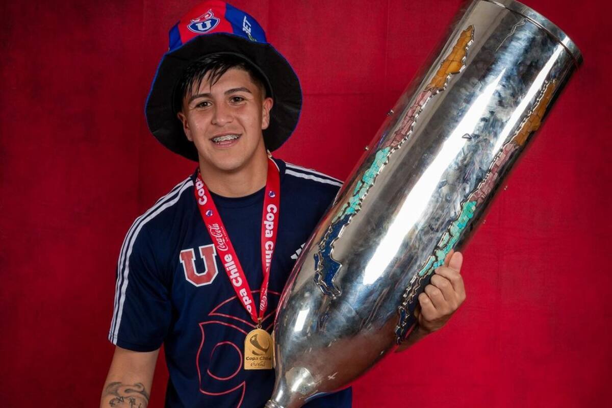 Marcelo Morales con el título de la Copa Chile.