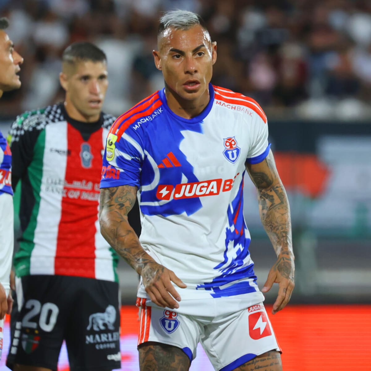 Eduardo Vargas y Charles Aránguiz complican a Fernando Gago antes del viaje a Viña