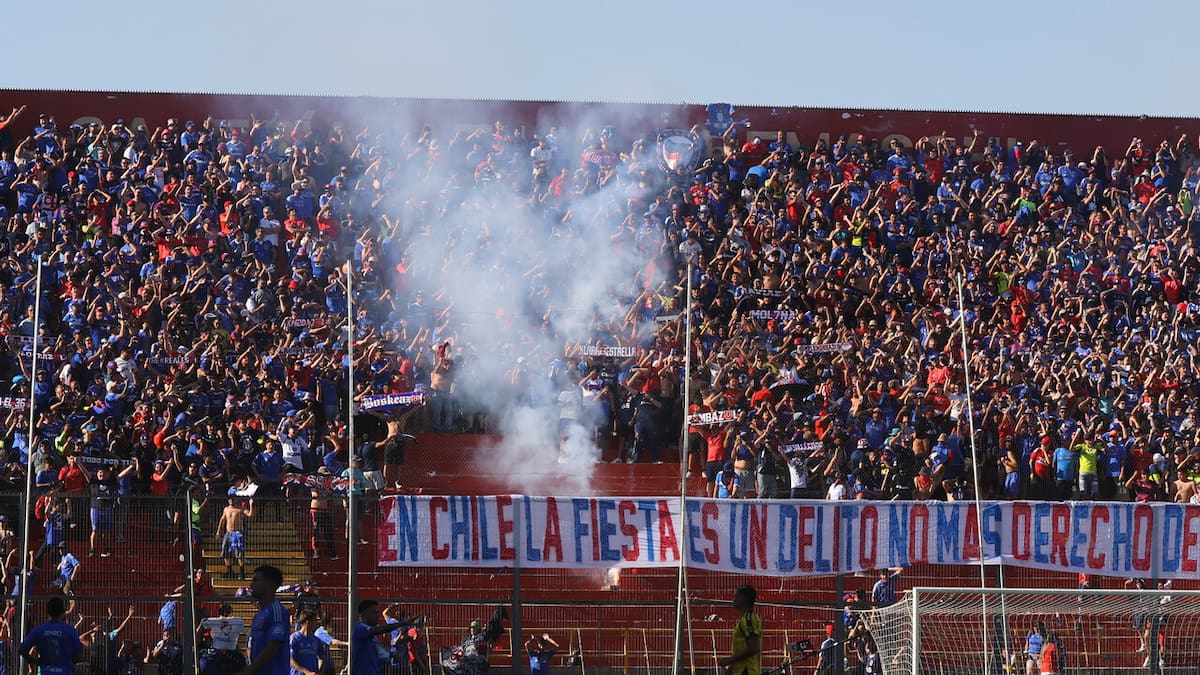 La U arriesga dura sanción: barristas azules interrumpieron partido con Coquimbo