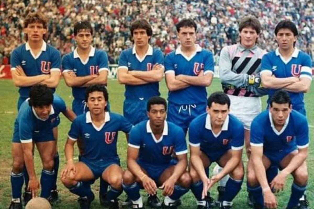 Formación de Universidad de Chile en los ochenta. Pedro Pablo Díaz es el último agachado de izquierda a derecha.