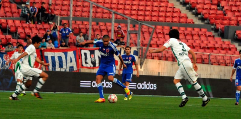 John Santander jugando con la camiseta de Universidad de Chile.