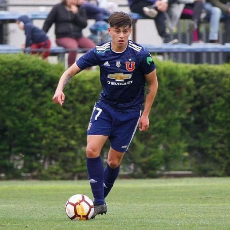 Maxi Guerrero vistiendo la camiseta de Universidad de Chile.