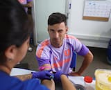 VIDEO | Dejará la U, pero apareció en el primer día de pretemporada con Paqui Meneghini