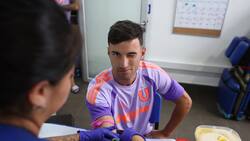 VIDEO | Dejará la U, pero apareció en el primer día de pretemporada con Paqui Meneghini