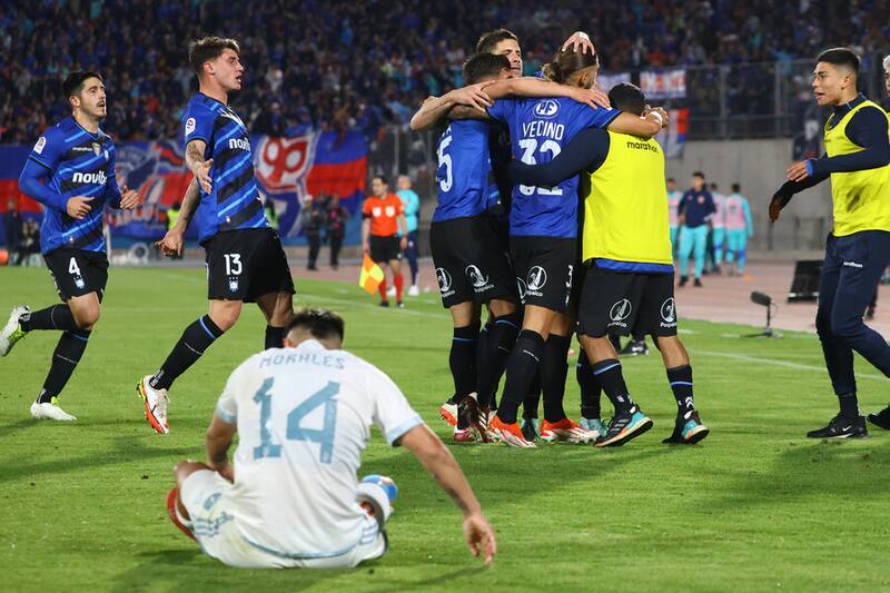 Casi sentenció la suerte de la U en el torneo y terminó agradeciéndole a un compañero: “Me salvaste”. Foto: Aton.