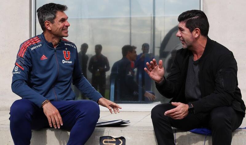 Marcelo Salas conversa con el DT azul, Mauricio Pellegrino.