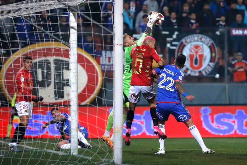 Matías Zaldivia en el duelo de la U frente a Unión Española. Foto: Aton.