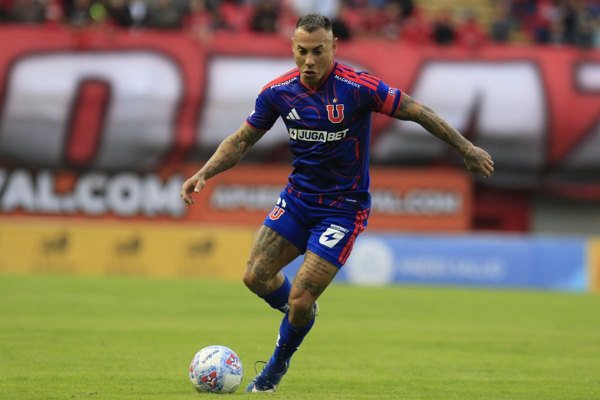 Eduardo Vargas preocupa a Fernando Gago. Foto: Aton.