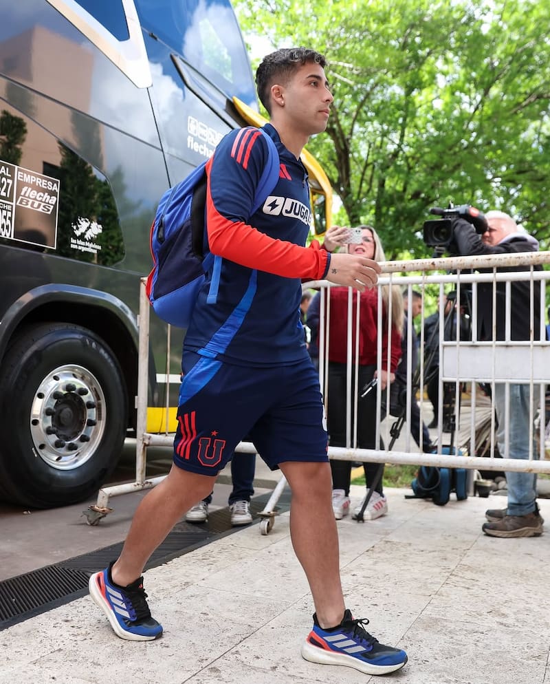 Lucas Assadi en el viaje de los azules a Argentina. Foto: Instagram | @udechileoficial