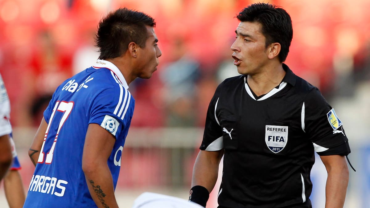 El polémico último Clásico Universitario de Eduardo Vargas: expulsado y con una camiseta de regalo al árbitro
