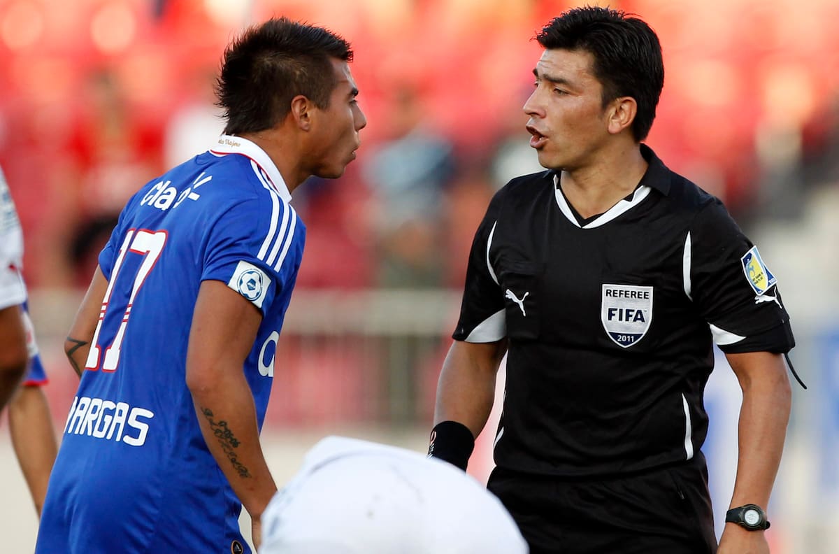 El polémico último Clásico Universitario de Eduardo Vargas: expulsado y con una camiseta de regalo al árbitro