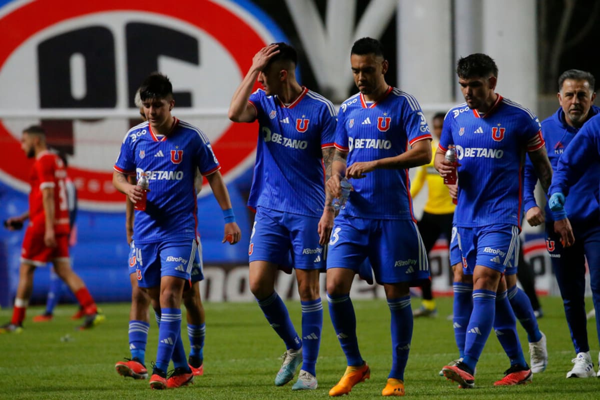 Jugadores de la U tras la derrota contra Unión La Calera. Foto: Aton.