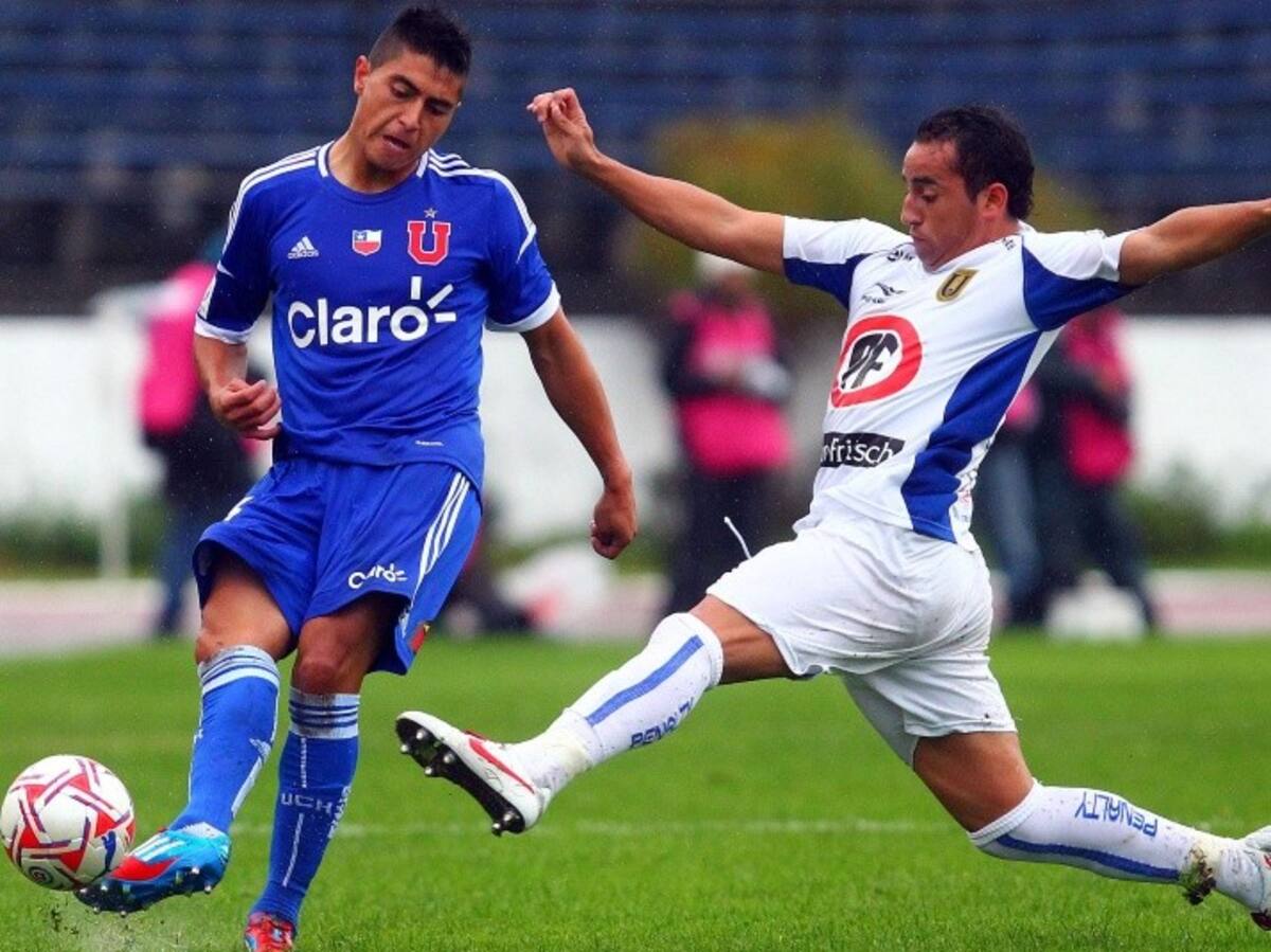 Sebastián Leyton jugando con la camiseta de la U.
