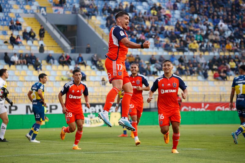 Luis Casanova tras anotar un gol en el duelo de la U contra Everton. Foto: Aton.