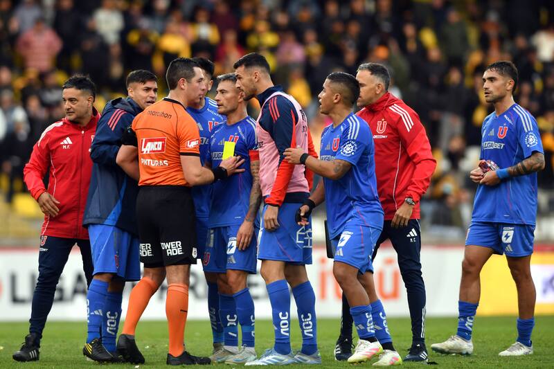 Los jugadores azules reclamando al juez Franco Jiménez.