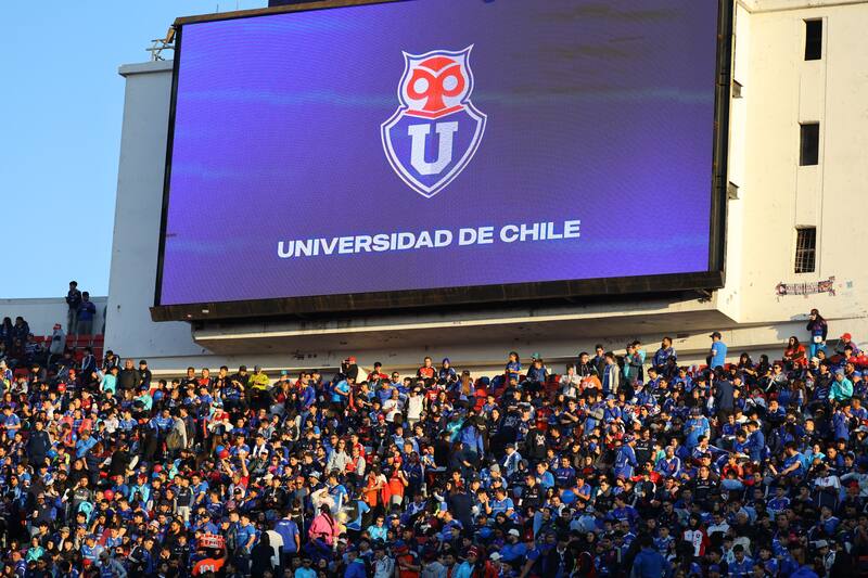 Hinchas de la U en el tradicional tablero marcador del Estadio Nacional.