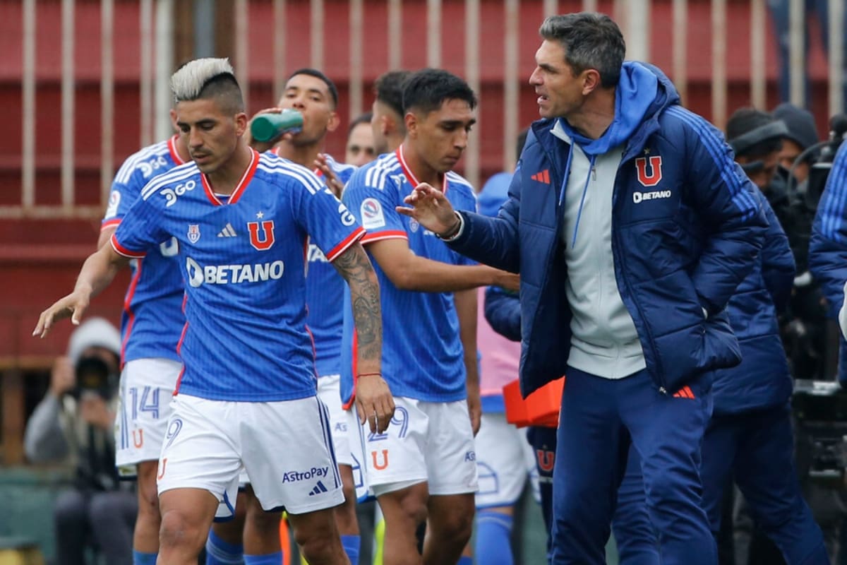 Leandro Fernández, Renato Cordero y Mauricio Pellegrino en el Clásico Universitario entre la U y la UC. Foto: Aton.