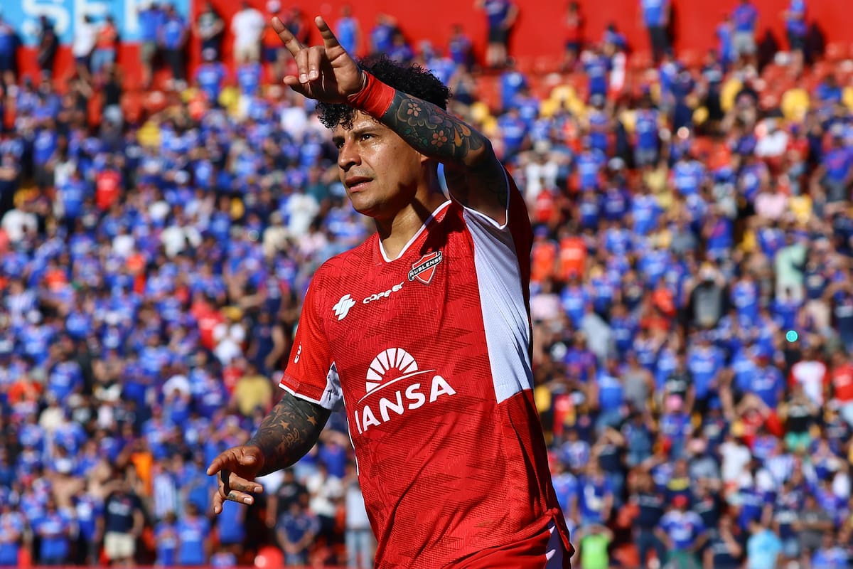 Patricio Rubio, celebra su gol contra Universidad de Chile.