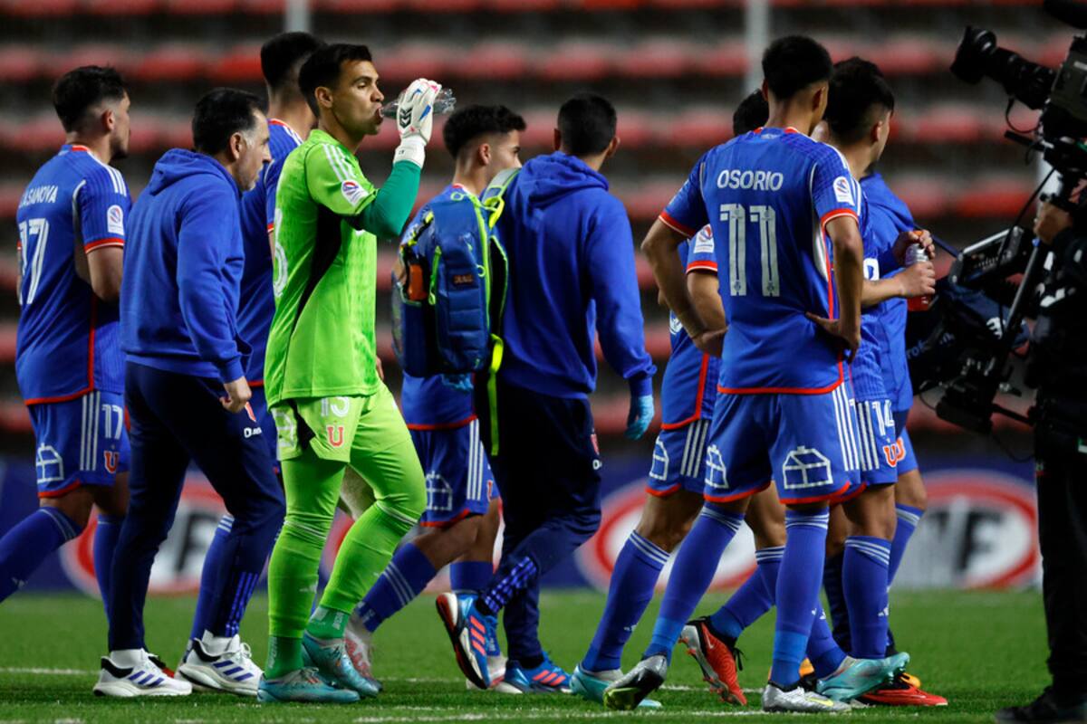 Jugadores de la U tras la derrota con Unión La Calera. Foto: Aton.
