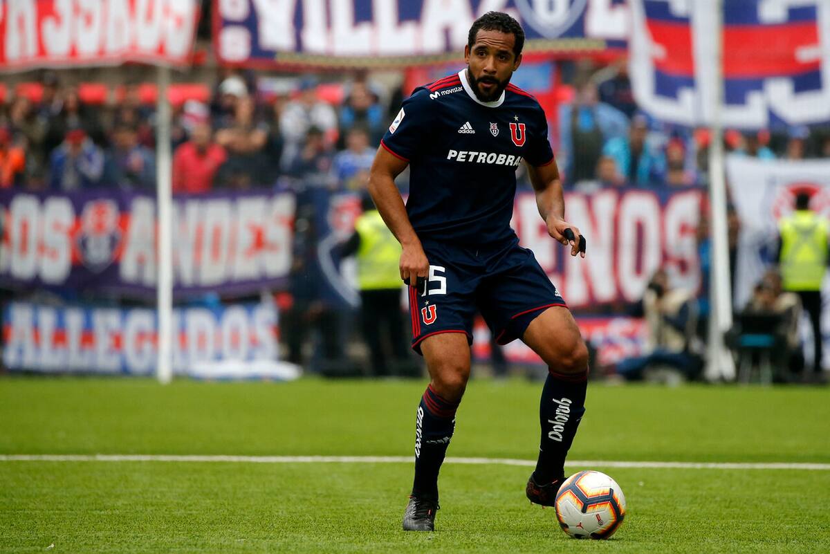 ¿El fantasma de Beausejour? La interminable pesadilla de la U en el plantel y el mercado de fichajes. Foto: Aton.