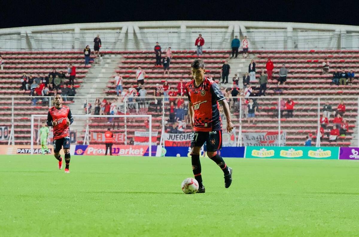 El lateral que quiere ser el primer refuerzo de la U en 2025: “Es el sueño que tiene todo hincha”