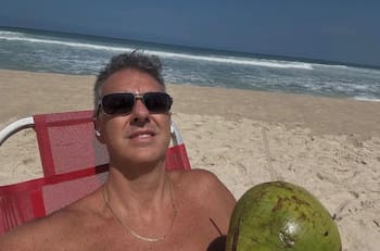 “El dueño del fútbol paraguayo”: el excéntrico representante brasileño al que la U le encarga su futuro