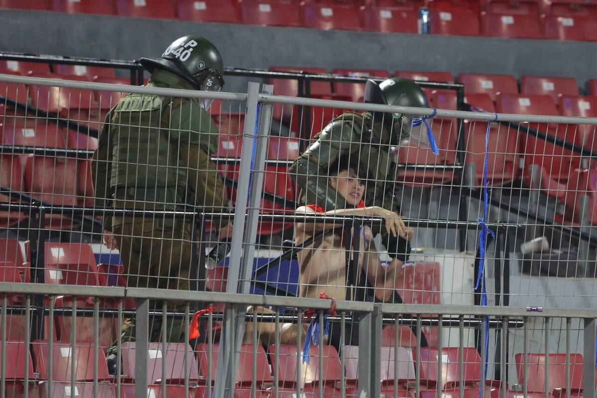 Uno de los barristas detenidos ayer en el Estadio Nacional. Foto: Aton.