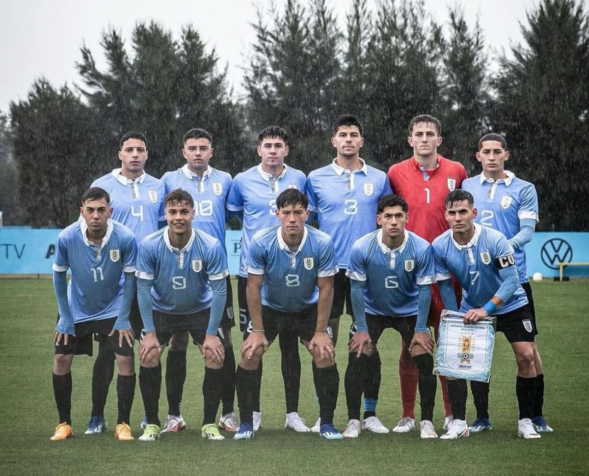 Marco Oroná (arriba, tercero de izquierda a derecha) con la Selección Uruguaya.
