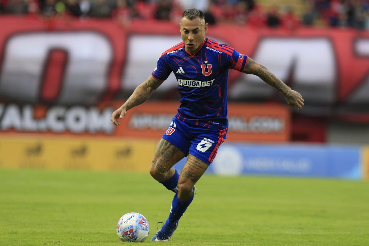 El delantero de Universidad de Chile salió lesionado en la derrota 1-0 frente a Ñublense en Chillán. . Foto: Aton.
