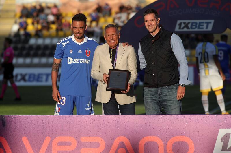 Miguel Ángel Russo, DT de Rosario Central, fue homenajeado en 2023 por Universidad de Chile. Foto: Aton.
