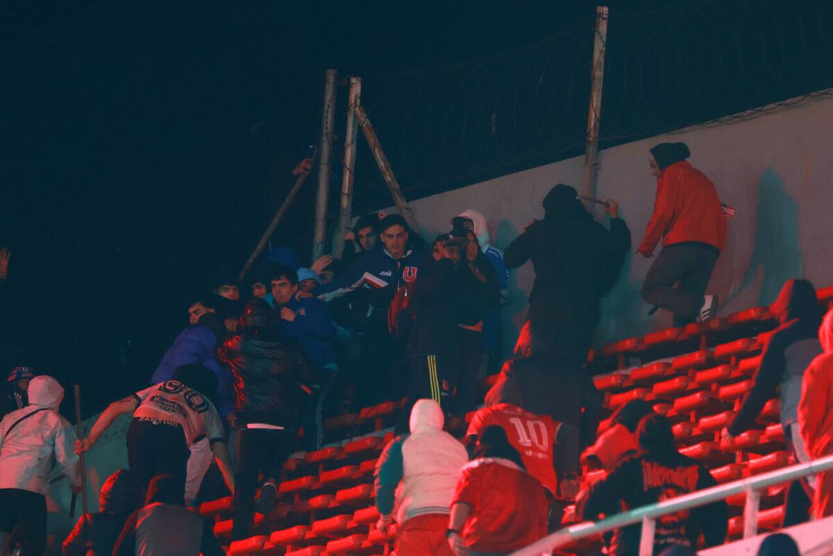 hinchas azules siendo atacados. Foto: Aton.