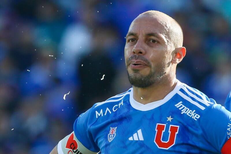 Marcelo Díaz fue denunciado en el Superclásico por Cristián Garay. Foto: Aton.