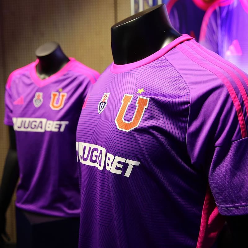 Nueva camiseta morada de la U.