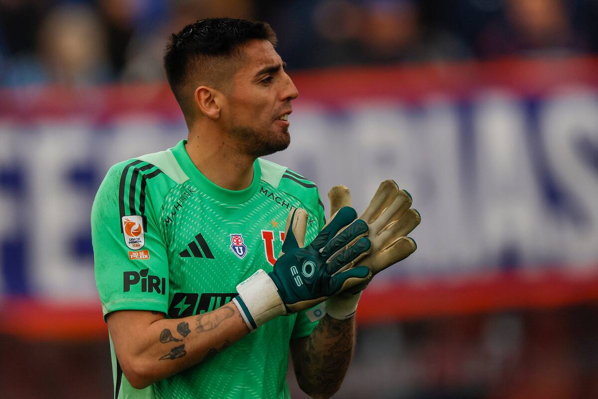 El arquero Gabriel Castellon, es fotografiado durante un partido de Primera Division contra Union Espanola.