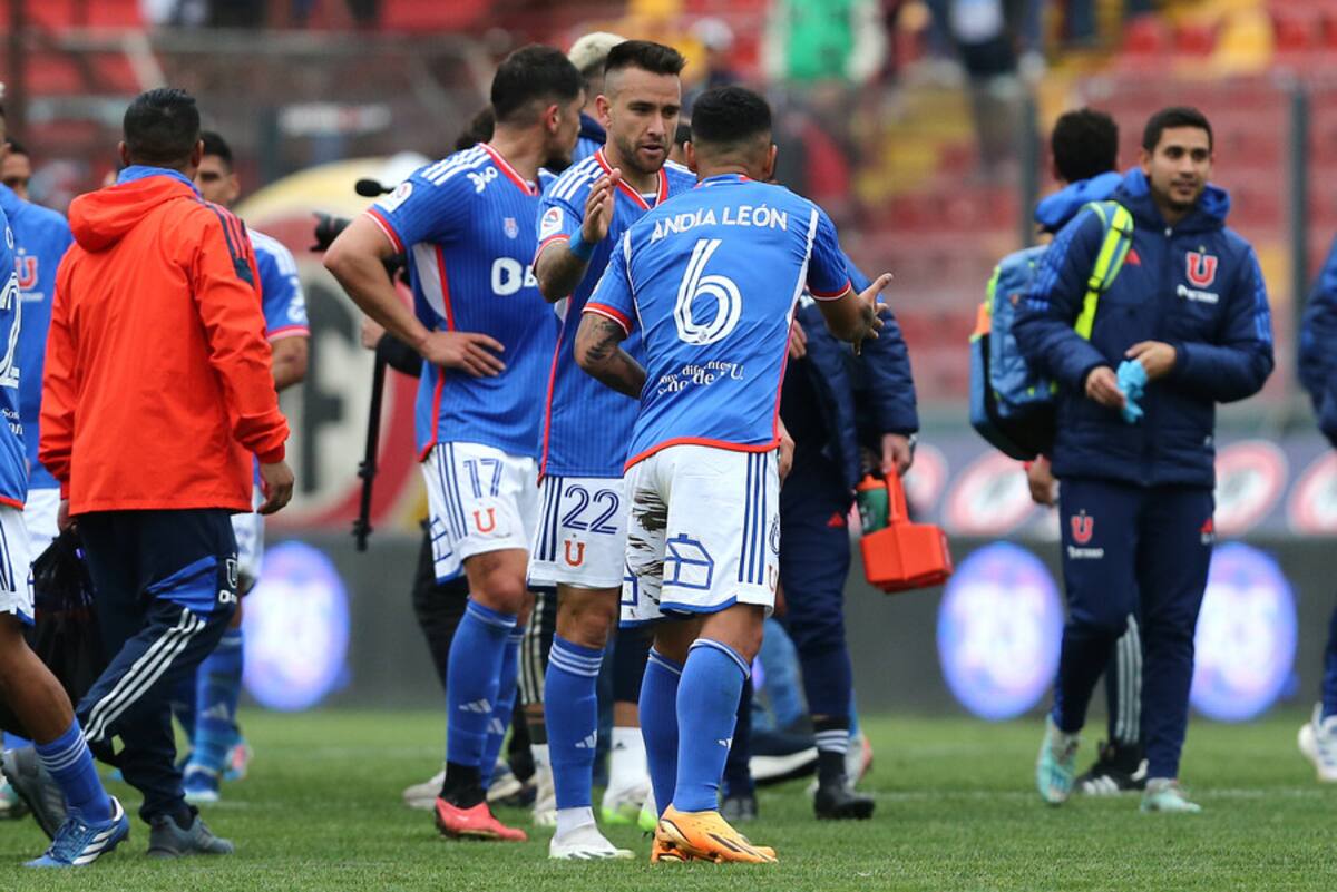 Los jugadores de la U Matías Zaldivia y Yonathan Andía celebran el triunfo contra la UC al término de el partido de primera división disputado en el estadio Santa Laura en Santiago, Chile, 11/11/2023. Foto: Aton.