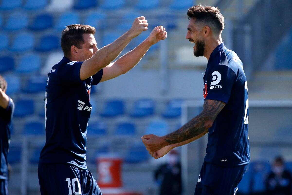 Walter Montillo y Joaquín Larrivey en Universidad de Chile durante la temporada 2020. Foto: Aton