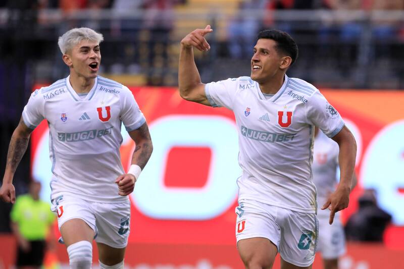 Israel Poblete, celebrando un gol.