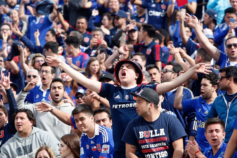 Hinchas de Universidad de Chile alientan, durante el partido de primera division realizado en el Estadio Nacional.