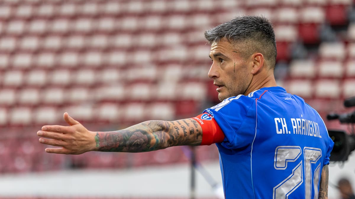 “Dicen que Charles Aránguiz es callado, pero cuando saca la voz, todos callan y prestan atención”