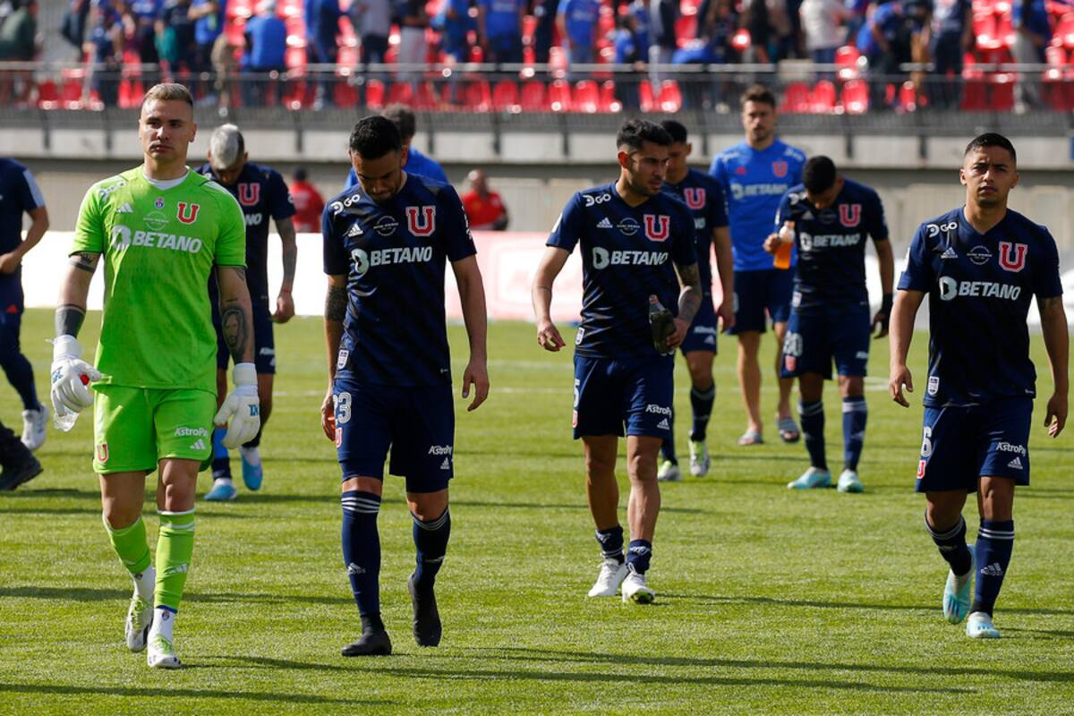 Jugadores de la U tras la derrota contra Magallanes. Foto: Aton.