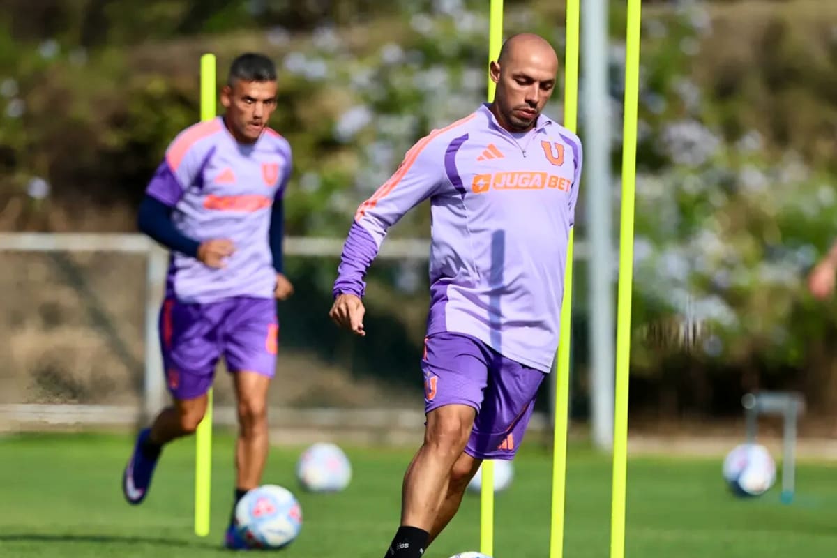 Marcelo Díaz entrenando en los azules. Foto: Prensa U. de Chile.