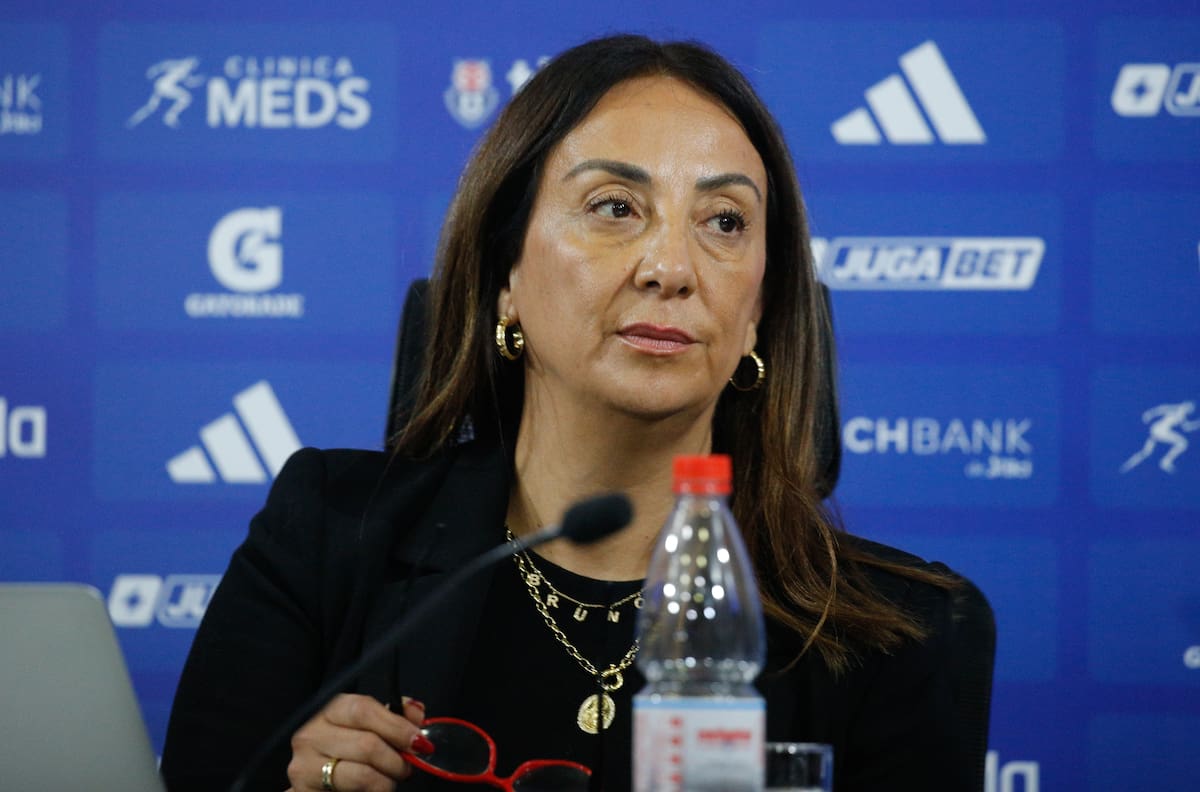 Ahora sí es en serio: la Universidad de Chile contrata a prestigioso abogado para revisar su contrato con Azul Azul