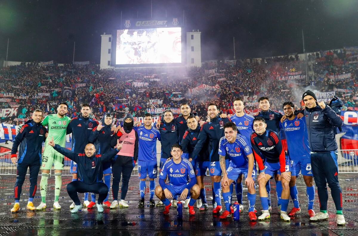Un hincha más: Gonzalo Espinoza apareció en la barra de la U en partido ante Huachipato