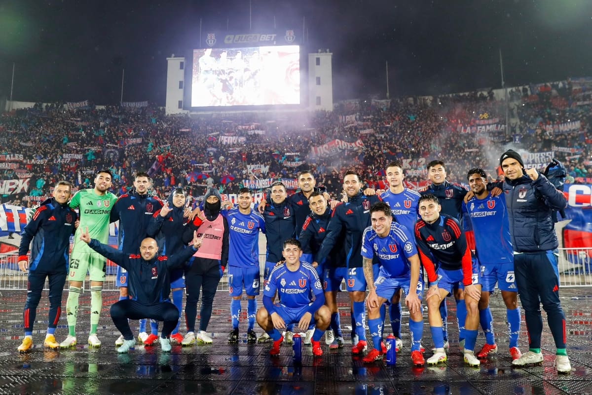 Un hincha más: juega en otro equipo del fútbol chileno y apareció en la barra de la U. Foto: @udechile