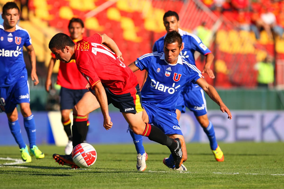 Eduardo Vargas jugando con la camiseta de la U. Foto: Aton.