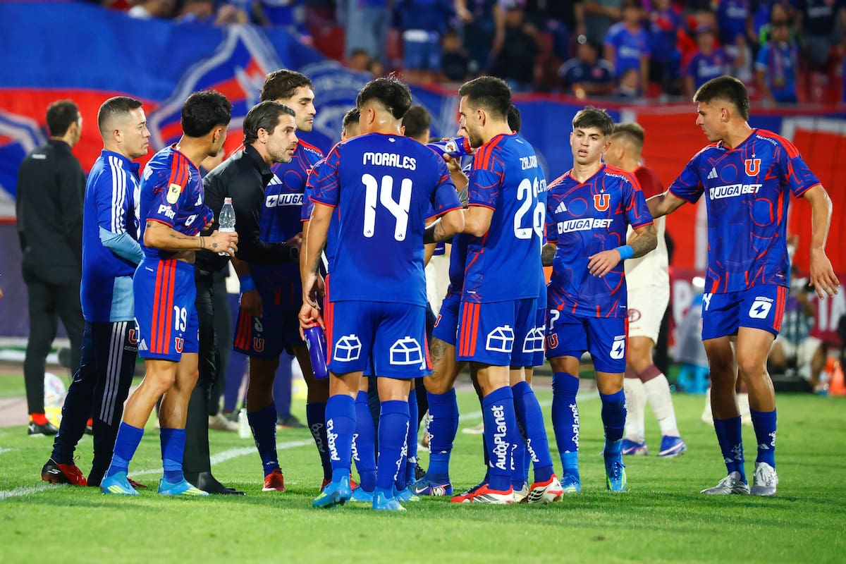 El DT Fernando Gago con el plantel de la U. Foto: Agencia Aton.