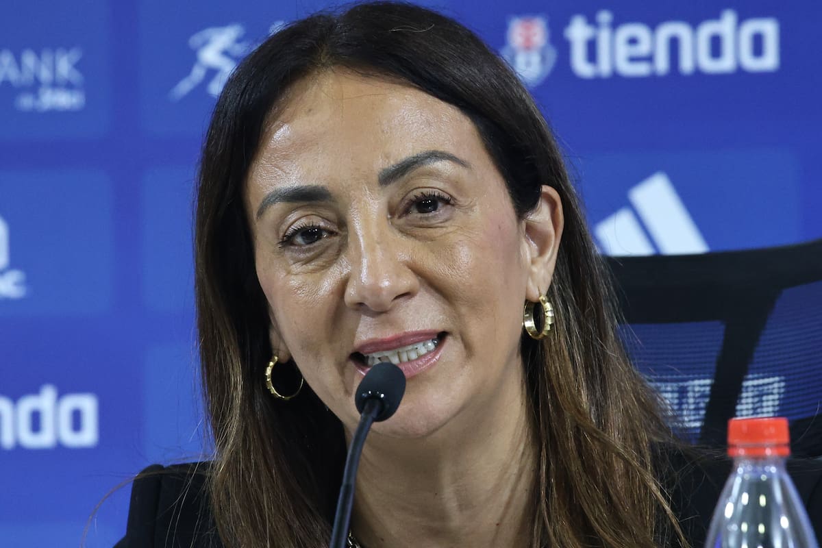 Cecilia Pérez en la conferencia de prensa tras asumir en Azul Azul.
